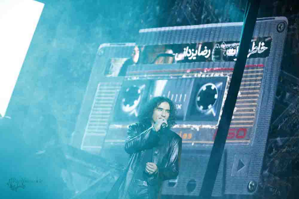 رضا یزدانی در حال خواندن ترانه نوار اثر علی کمارجی